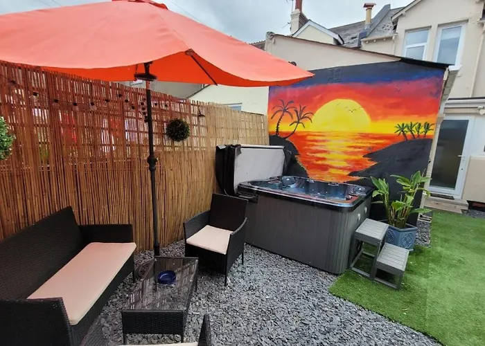 Near Beach, Modern And Spacious 4 Bedroom House, Hot Tub, Wifi, Netflix, Parking
