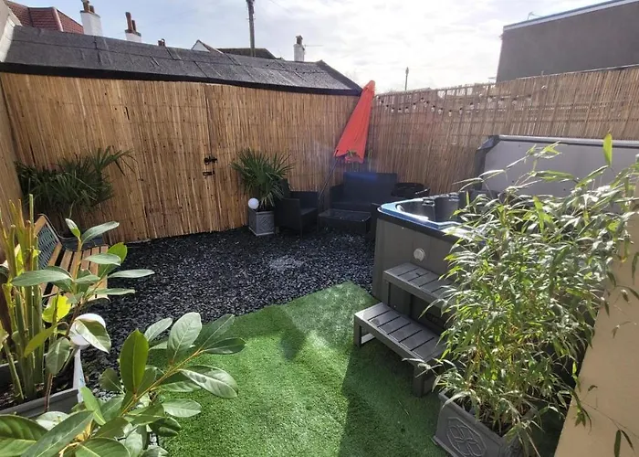 Near Beach, Modern And Spacious 4 Bedroom House, Hot Tub, Wifi, Netflix, Parking