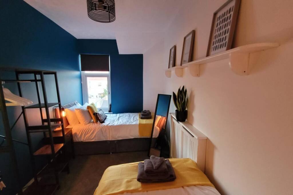 Holiday home Near Beach, Modern And Spacious 4 Bedroom House, Hot Tub, Wifi, Netflix, Parking