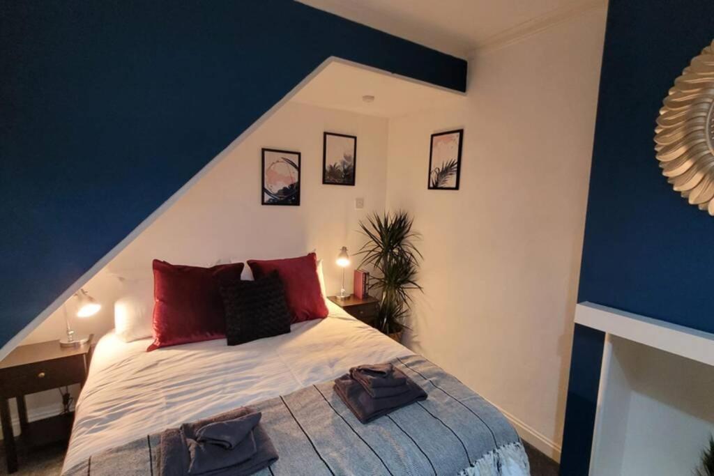 Near Beach, Modern And Spacious 4 Bedroom House, Hot Tub, Wifi, Netflix, Parking Holiday home *