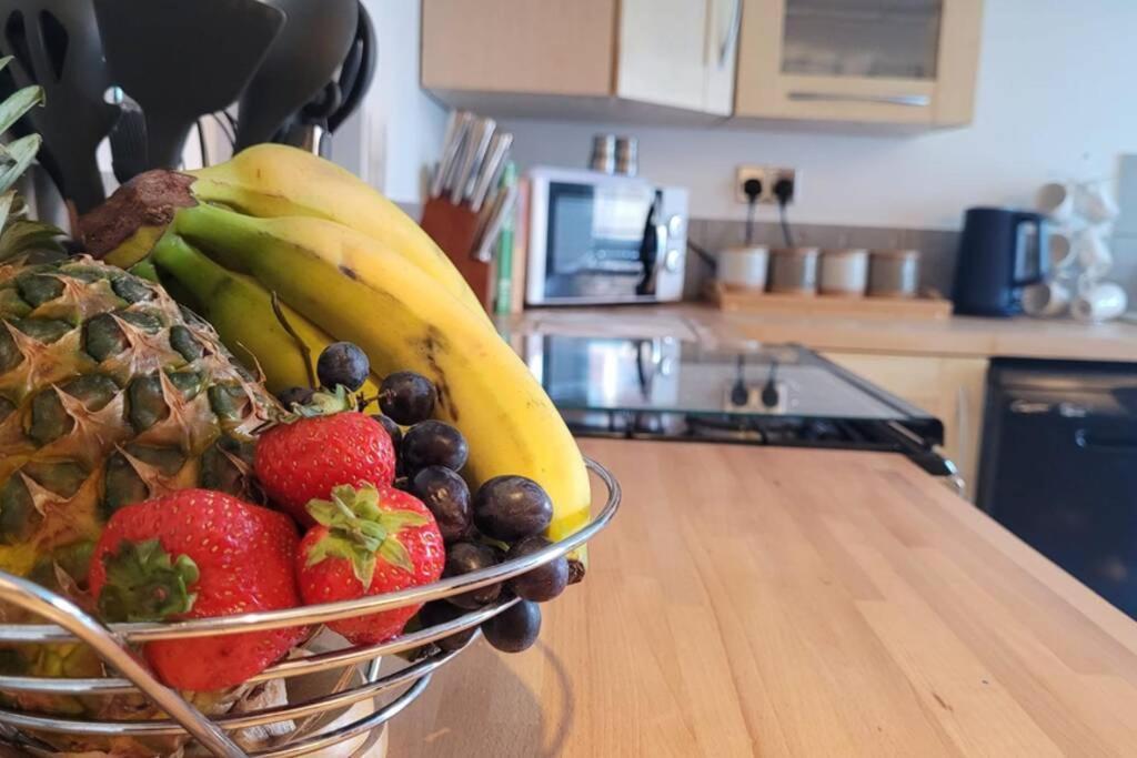 Holiday home Near Beach, Modern And Spacious 4 Bedroom House, Hot Tub, Wifi, Netflix, Parking *