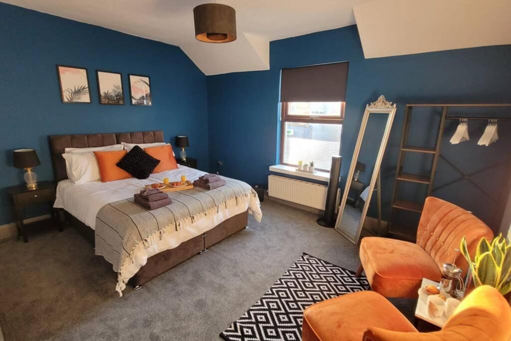 Holiday home Near Beach, Modern And Spacious 4 Bedroom House, Hot Tub, Wifi, Netflix, Parking