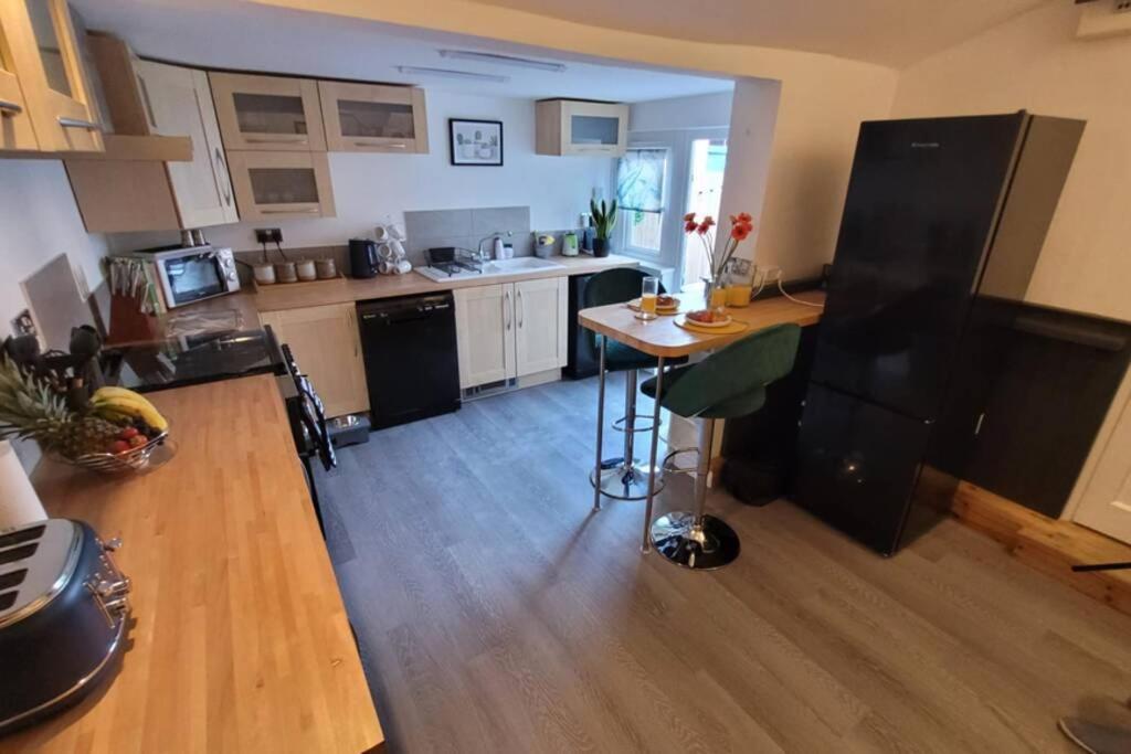 Near Beach, Modern And Spacious 4 Bedroom House, Hot Tub, Wifi, Netflix, Parking Paignton