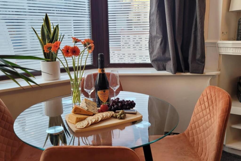 Near Beach, Modern And Spacious 4 Bedroom House, Hot Tub, Wifi, Netflix, Parking Holiday home